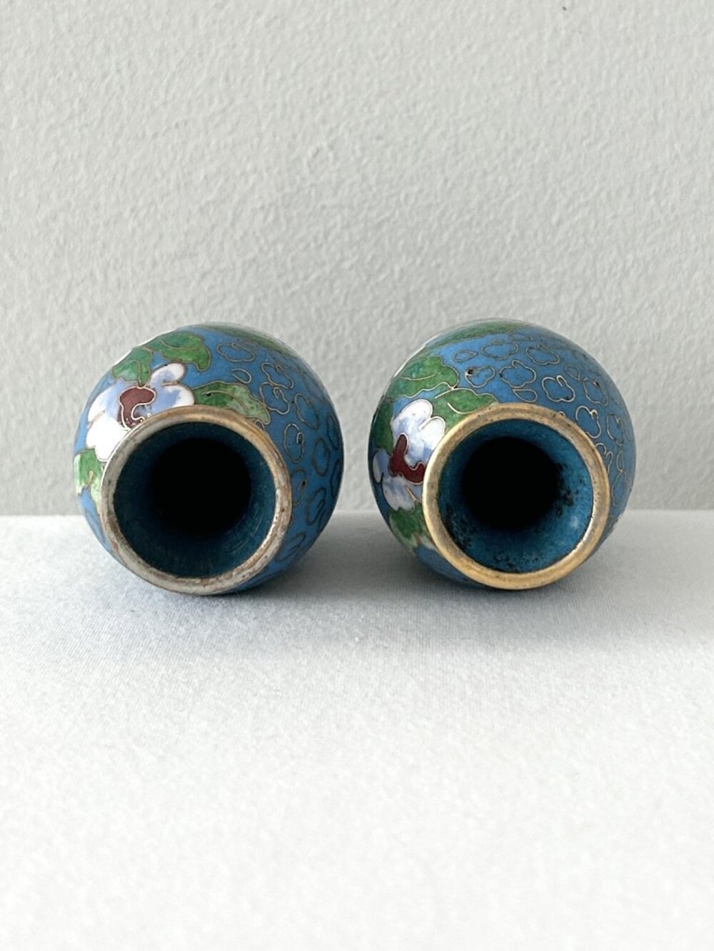 Set of 2 Vintage Miniature Cloisonne Vases With Base Floral Blue Enamel Brass - Picture 5 of 5